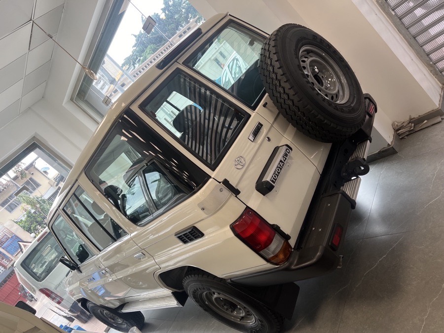 Toyota Land Cruiser 76 wagon